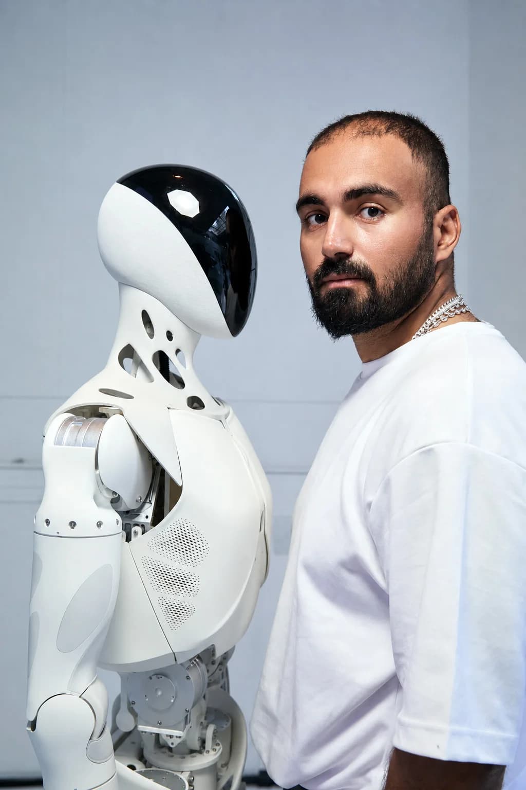 Anis Ayari avec un robot humanoïde